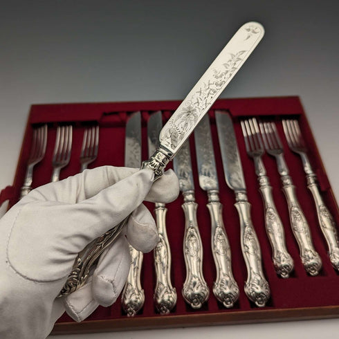 Juego de 6 pares de cubiertos para fruta con mango de plata esterlina, antigüedades británicas de hacia 1830, por Aaron Hadfield, en bandeja.