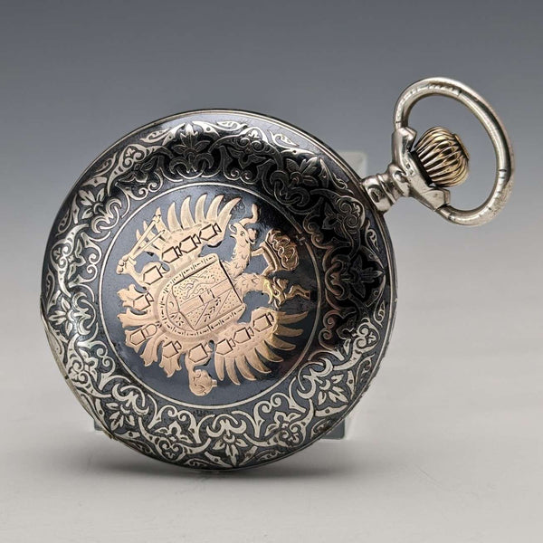 Reloj de bolsillo antiguo de fabricación suiza, sin marca, caja de plata con fino trabajo en nielo, tipo saboneta, en buen estado de funcionamiento.