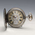 Reloj de bolsillo antiguo de fabricación suiza, sin marca, caja de plata con fino trabajo en nielo, tipo saboneta, en buen estado de funcionamiento.