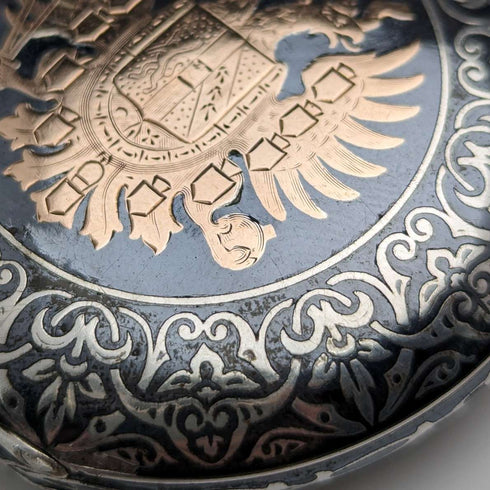 Reloj de bolsillo antiguo de fabricación suiza, sin marca, caja de plata con fino trabajo en nielo, tipo saboneta, en buen estado de funcionamiento.