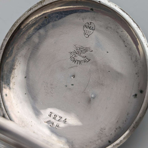 Reloj de bolsillo antiguo de fabricación suiza, sin marca, caja de plata con fino trabajo en nielo, tipo saboneta, en buen estado de funcionamiento.