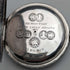 Reloj de bolsillo antiguo de fabricación suiza, sin marca, caja de plata con fino trabajo en nielo, tipo saboneta, en buen estado de funcionamiento.