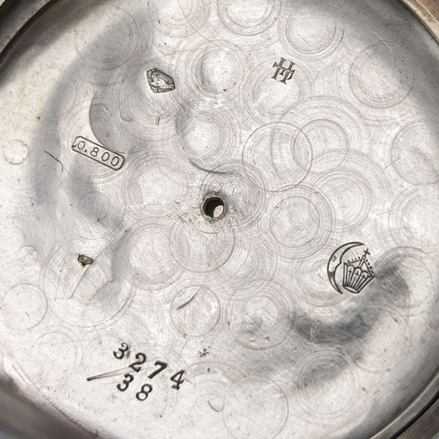 Reloj de bolsillo antiguo de fabricación suiza, sin marca, caja de plata con fino trabajo en nielo, tipo saboneta, en buen estado de funcionamiento.