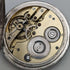 Reloj de bolsillo antiguo de fabricación suiza, sin marca, caja de plata con fino trabajo en nielo, tipo saboneta, en buen estado de funcionamiento.