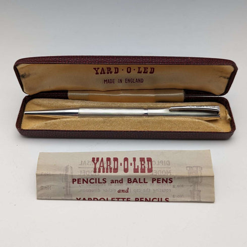 1961年 英国 ヤード・オ・レッド 純銀製 推進式ペンシル ケース入り
Lápiz mecánico de plata de ley Yard-O-Led, Reino Unido, 1961, en estuche.