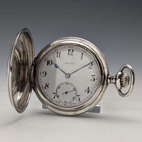 Reloj de bolsillo vintage Zenith de alrededor de 1930, caja tipo saboneta de plata con grabado detallado, en buen estado de funcionamiento