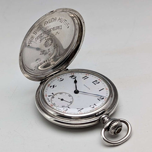 Reloj de bolsillo vintage Zenith de alrededor de 1930, caja tipo saboneta de plata con grabado detallado, en buen estado de funcionamiento