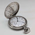 Reloj de bolsillo vintage Zenith de alrededor de 1930, caja tipo saboneta de plata con grabado detallado, en buen estado de funcionamiento