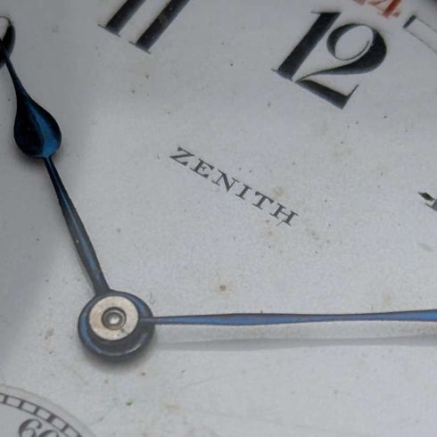 Reloj de bolsillo vintage Zenith de alrededor de 1930, caja tipo saboneta de plata con grabado detallado, en buen estado de funcionamiento