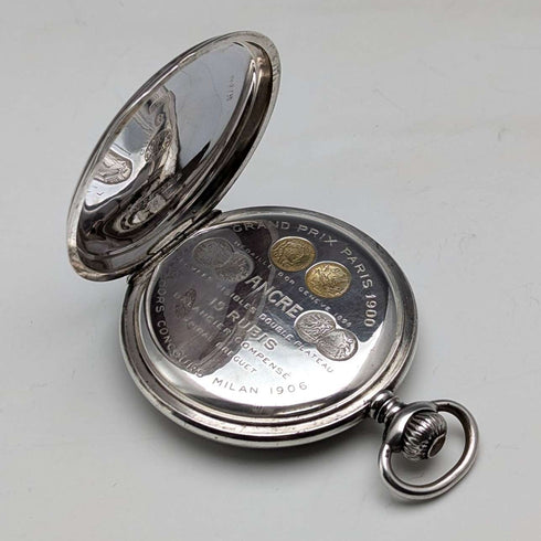 Reloj de bolsillo vintage Zenith de alrededor de 1930, caja tipo saboneta de plata con grabado detallado, en buen estado de funcionamiento