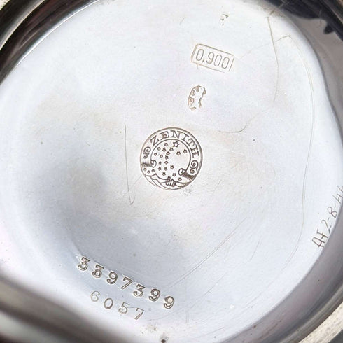 Reloj de bolsillo vintage Zenith de alrededor de 1930, caja tipo saboneta de plata con grabado detallado, en buen estado de funcionamiento