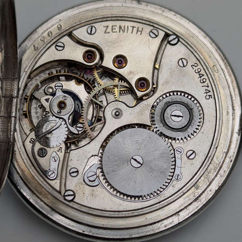 Reloj de bolsillo vintage Zenith de alrededor de 1930, caja tipo saboneta de plata con grabado detallado, en buen estado de funcionamiento