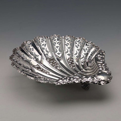 Plato de plata esterlina con patas en forma de concha, antigüedad inglesa de 1895, 88 g, Atkin Brothers