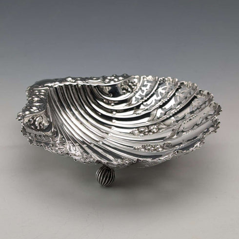Plato de plata esterlina con patas en forma de concha, antigüedad inglesa de 1895, 88 g, Atkin Brothers