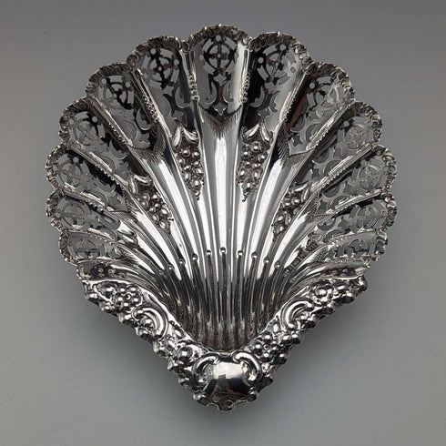 Plato de plata esterlina con patas en forma de concha, antigüedad inglesa de 1895, 88 g, Atkin Brothers