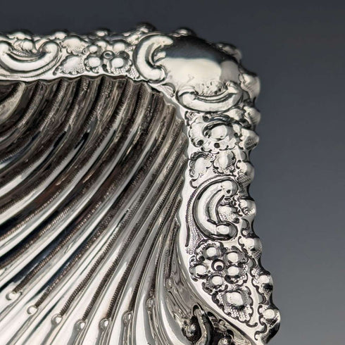 Plato de plata esterlina con patas en forma de concha, antigüedad inglesa de 1895, 88 g, Atkin Brothers
