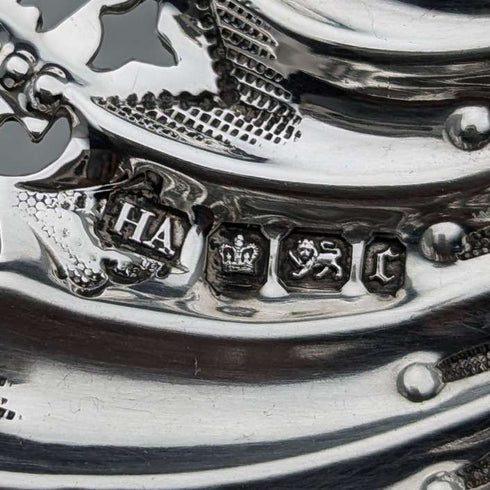 Plato de plata esterlina con patas en forma de concha, antigüedad inglesa de 1895, 88 g, Atkin Brothers