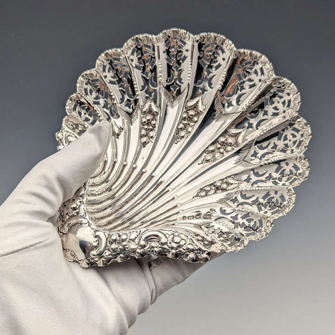 Plato de plata esterlina con patas en forma de concha, antigüedad inglesa de 1895, 88 g, Atkin Brothers