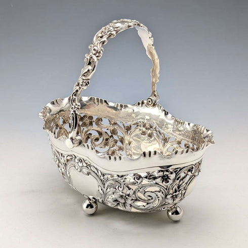 Cesta de plata esterlina antigua inglesa de 1896 con decoración calada y asa móvil, 159 g, John Round