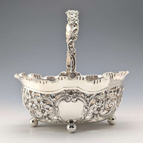 Cesta de plata esterlina antigua inglesa de 1896 con decoración calada y asa móvil, 159 g, John Round