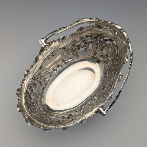 Cesta de plata esterlina antigua inglesa de 1896 con decoración calada y asa móvil, 159 g, John Round