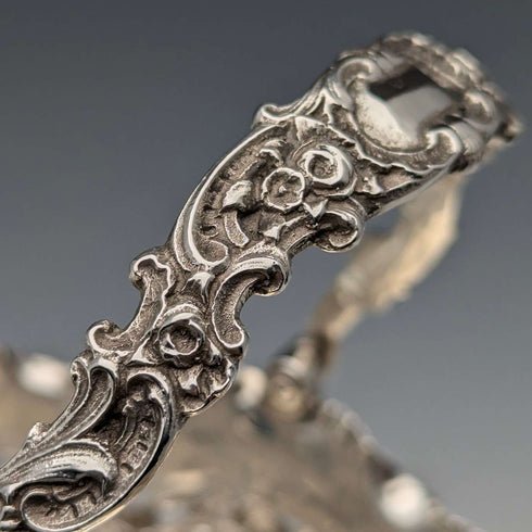 Cesta de plata esterlina antigua inglesa de 1896 con decoración calada y asa móvil, 159 g, John Round