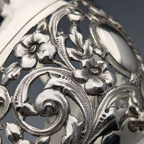 Cesta de plata esterlina antigua inglesa de 1896 con decoración calada y asa móvil, 159 g, John Round