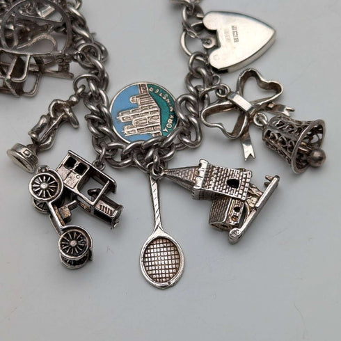 Pulsera de dijes de plata de ley vintage británica de 1970, 78 g, D&BS