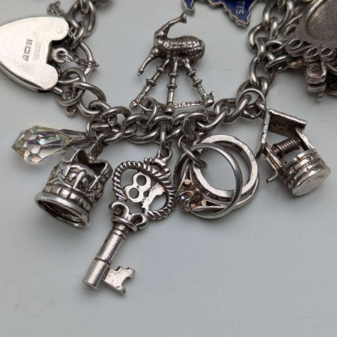 Pulsera de dijes de plata de ley vintage británica de 1970, 78 g, D&BS