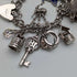 Pulsera de dijes de plata de ley vintage británica de 1970, 78 g, D&BS