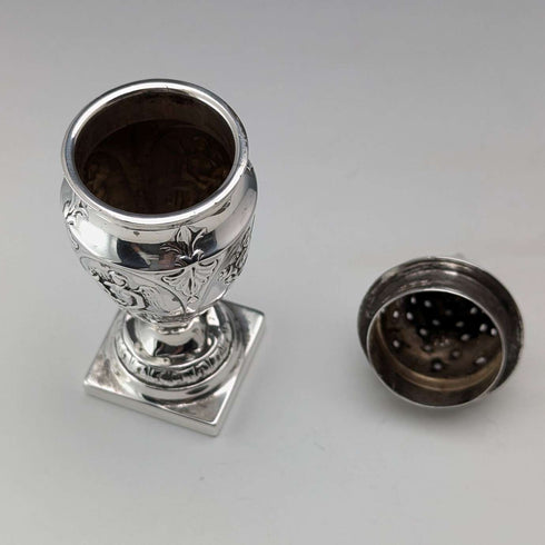 1904年 英国ヴィンテージ 純銀製 ペペレット 調味料入れ 50g Thomas Bradbury & Sons
Vintage británico de 1904, pimentero de plata de ley, 50g, Thomas Bradbury & Sons