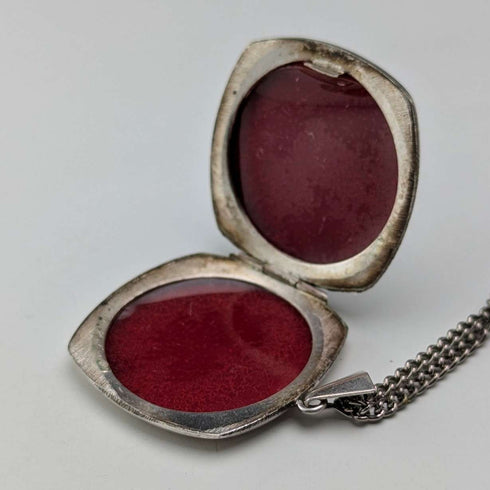 1977 British Vintage Sterling Silver Locket Pendant & Necklace JAC