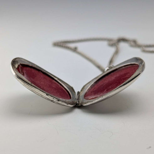 1977 British Vintage Sterling Silver Locket Pendant & Necklace JAC