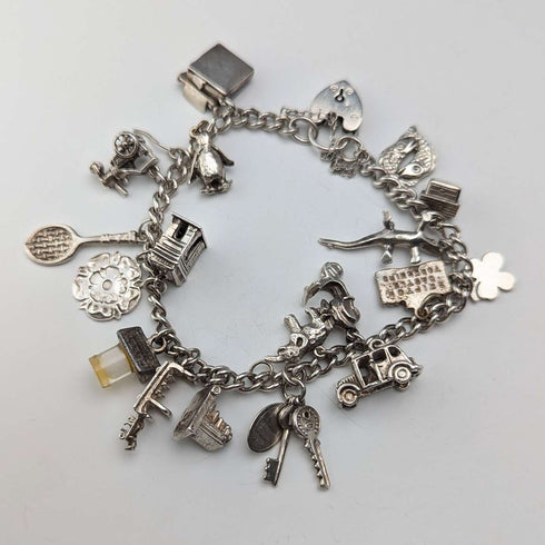 Pulsera de dijes de plata esterlina vintage británica de 1957, 47 g, W.J.S.