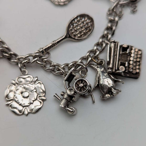 Pulsera de dijes de plata esterlina vintage británica de 1957, 47 g, W.J.S.