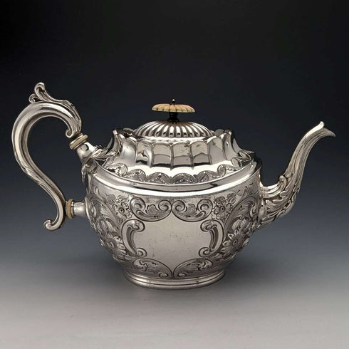 Tetera de plata chapada, antigüedad inglesa de alrededor de 1890, George Cutts