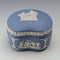 Caja vintage inglesa de Wedgwood Jasperware en forma de alubia, joyero, azul pálido