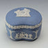 Caja vintage inglesa de Wedgwood Jasperware en forma de alubia, joyero, azul pálido