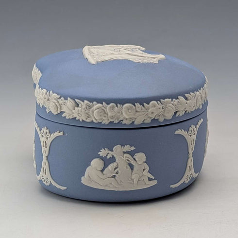 Caja vintage inglesa de Wedgwood Jasperware en forma de alubia, joyero, azul pálido