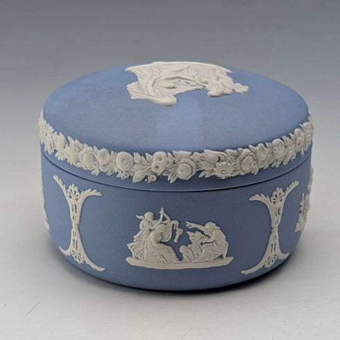 Caja vintage inglesa de Wedgwood Jasperware en forma de alubia, joyero, azul pálido