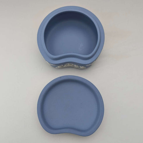 Caja vintage inglesa de Wedgwood Jasperware en forma de alubia, joyero, azul pálido