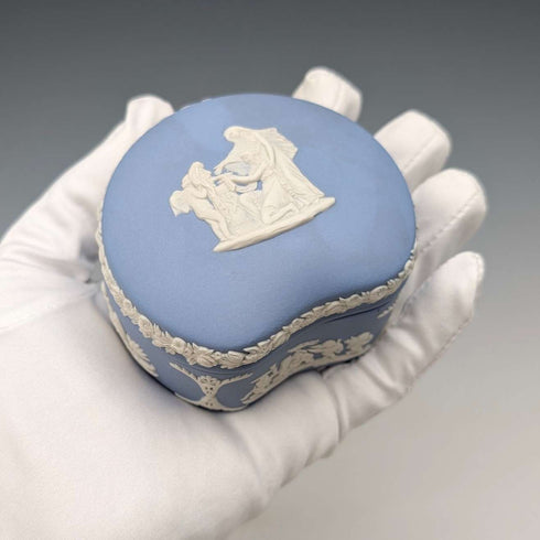 Caja vintage inglesa de Wedgwood Jasperware en forma de alubia, joyero, azul pálido