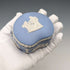 Caja vintage inglesa de Wedgwood Jasperware en forma de alubia, joyero, azul pálido