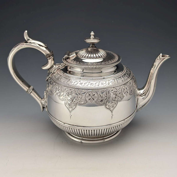 Tetera de plata chapada, estilo antiguo inglés de finales del siglo XIX, por James Dixon & Sons