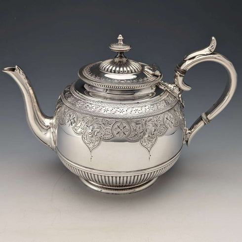 Tetera de plata chapada, estilo antiguo inglés de finales del siglo XIX, por James Dixon & Sons