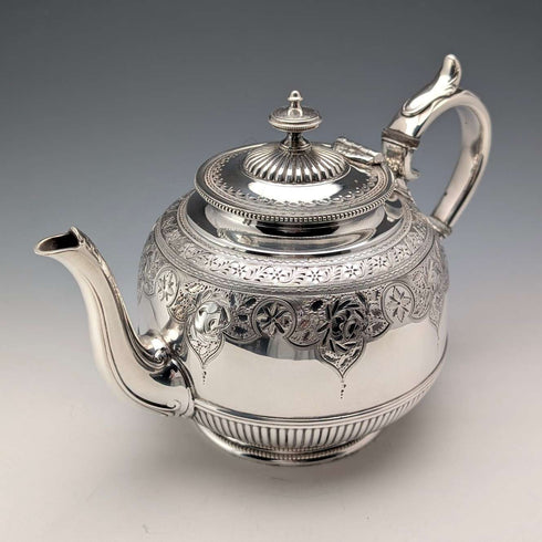 Tetera de plata chapada, estilo antiguo inglés de finales del siglo XIX, por James Dixon & Sons