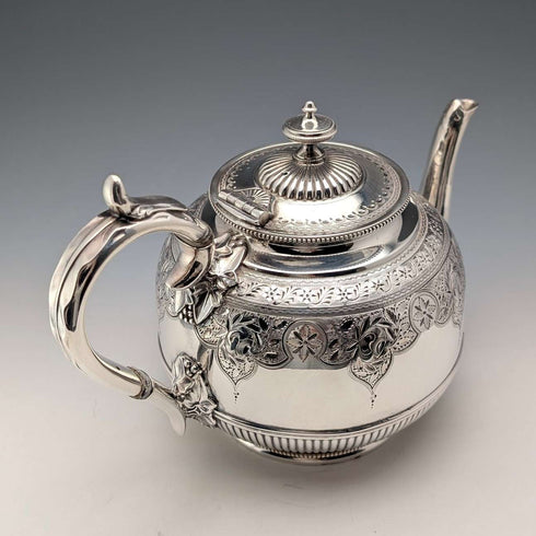 Tetera de plata chapada, estilo antiguo inglés de finales del siglo XIX, por James Dixon & Sons