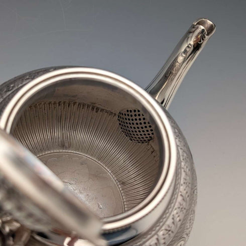 Tetera de plata chapada, estilo antiguo inglés de finales del siglo XIX, por James Dixon & Sons