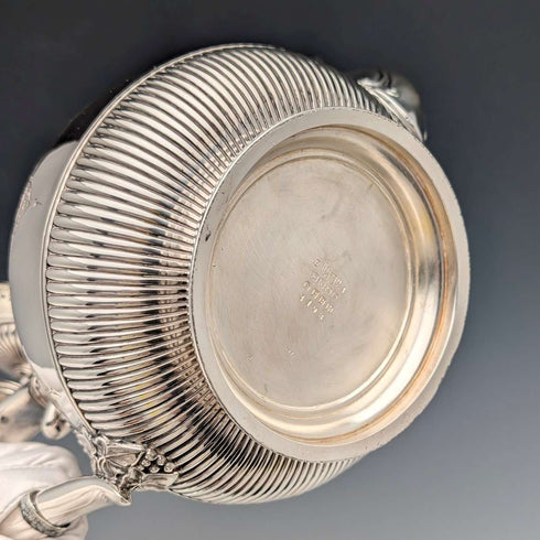Tetera de plata chapada, estilo antiguo inglés de finales del siglo XIX, por James Dixon & Sons