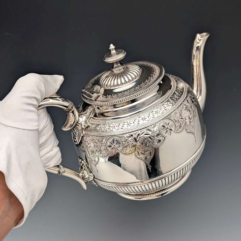 Tetera de plata chapada, estilo antiguo inglés de finales del siglo XIX, por James Dixon & Sons